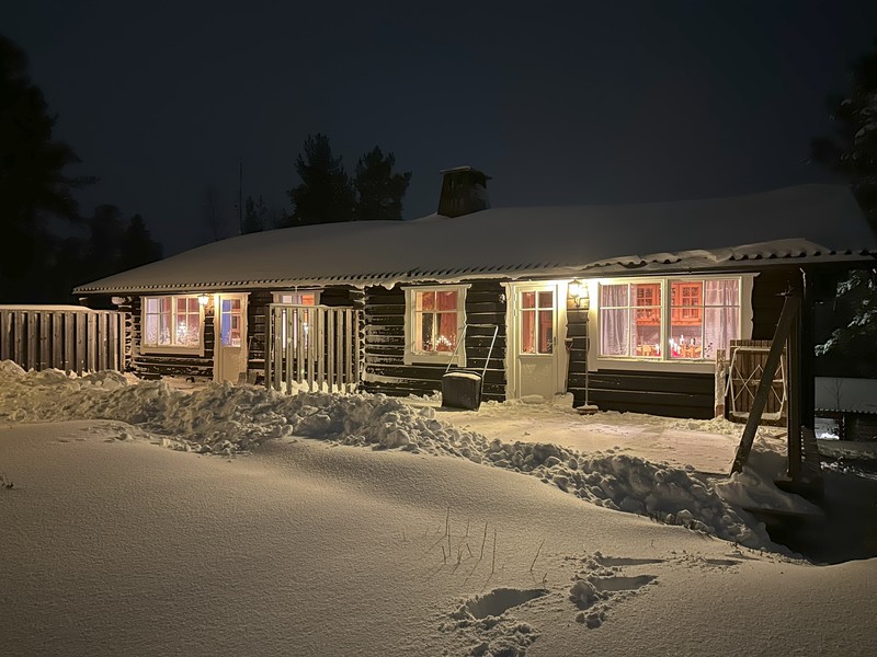 Baksidan mot liften är lite uppför till slalombacken. Altanen skottas ej.